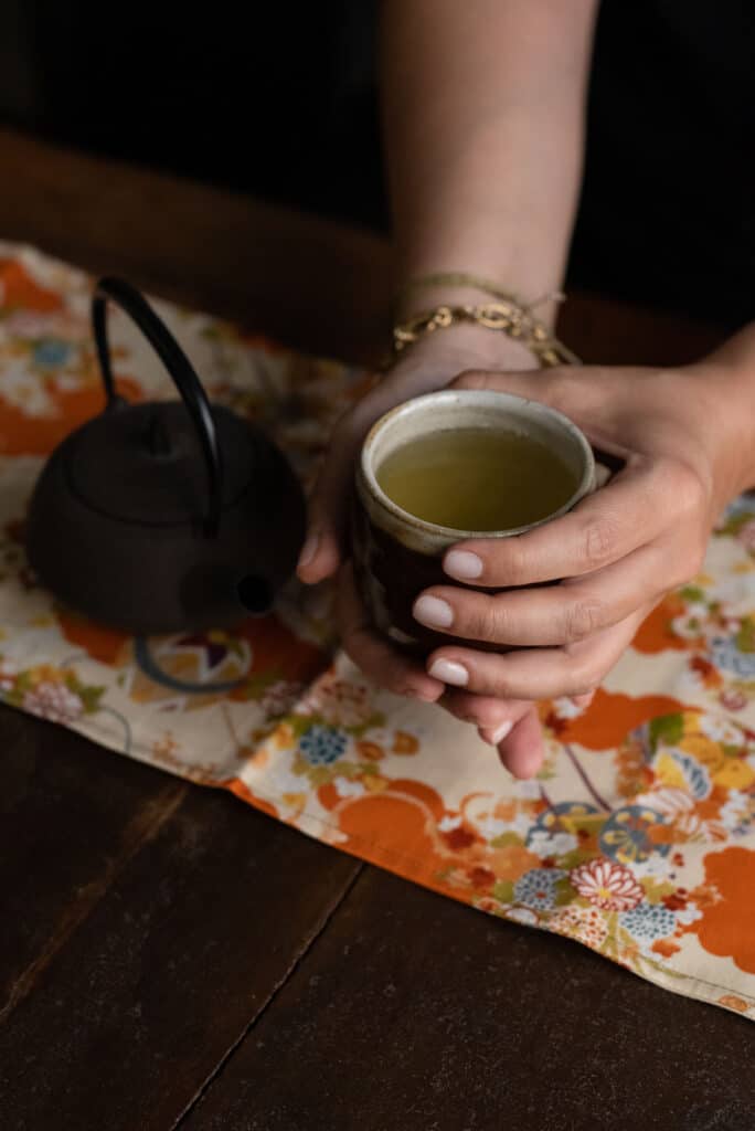 Preparazione del tè verde con teiera in ghisa e chawan